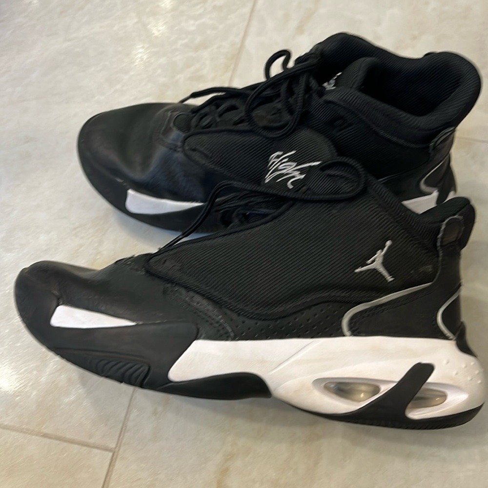 Nike Jordan youth basketball shoes 6Y